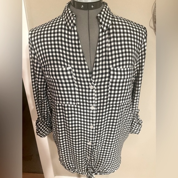 Jones New York Top Size M Gingham Tie Checkered Black V-neck roll sleeve - Picture 3 of 8